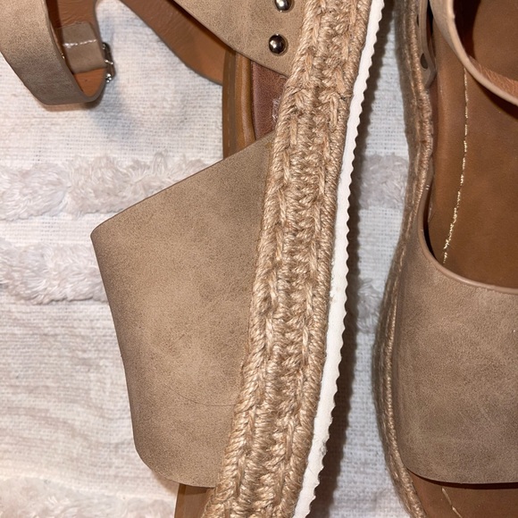 Tan Platform Sandals - Picture 5 of 6